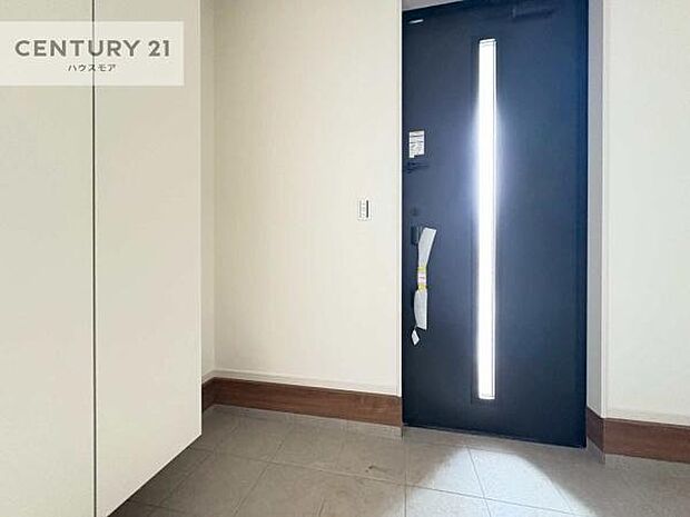 シューズボックス付きなので、玄関が片付きお掃除がしやすいです！スッキリした玄関で戸を開けた瞬間、清潔感のある心地いい空間が出迎えてくれます。