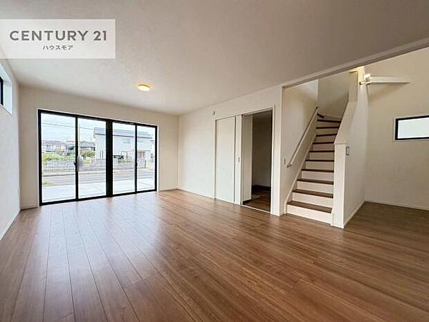 大きな窓からたっぷりの陽ざしが入る明るいリビング。開放感のあるリビングで家族団らんのくつろぎの時間を過ごせます。