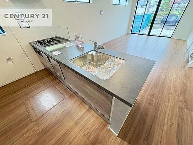 大人気の対面式システムキッチンを採用しています！ご家族のコミュニケーションが自然と増える設計です。お子様にも目が届くので嬉しいですね。収納力もあります！