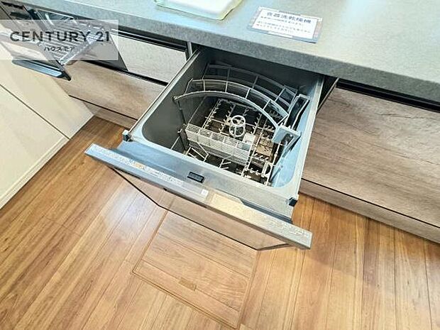 食洗機付き！忙しい時や冬場は手荒れ防止として大活躍します！ビルトイン仕様なので、場所も取らず調理スペースも広く使えて手際よく作業が出来ます！
