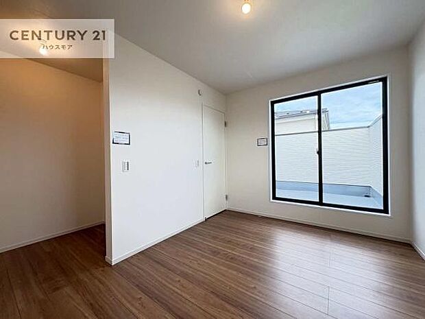 バルコニーに面した洋室。優しい光が差し込む洋室は、朝の目覚めも気持ちが良さそうですね。おうち時間もゆったりと過ごすことができます。