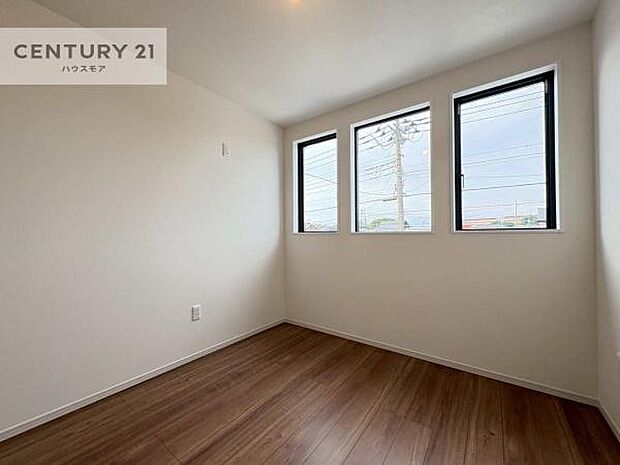 掃き出し窓がないお部屋は、お子様のお部屋としても安心です！収納スペースも充実しているので散らかったお部屋をサッと片付けられます！