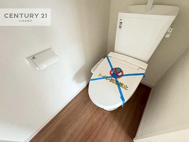 1・2階にトイレがございます！朝の忙しい時間帯も待たずにすみそうですね。白を基調とした清潔感のあるトイレでお手入れがしやすいです！