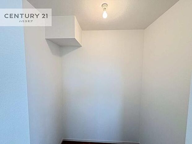 ウォークインクローゼット付きです。たくさんのお洋服などを収納しておけそうですね！他にも扇風機や加湿器など季節物の大きな家電も収納できます。