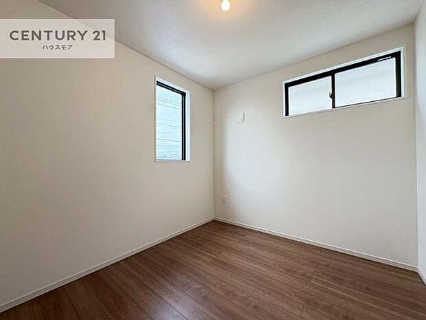 2面採光を確保した明るい室内は、風通しも良く、明るく大変居心地の良い空間となっております。リラックスして過ごせる心地の良いお部屋です！朝の目覚めがスッキリしますね！