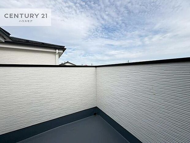 落ち着きある住宅街です！周囲には高い建物がなく、空が広く開放感があり、陽当たりを大きく遮られることもありません！気持ちの良い風が通り抜ける街並みです！