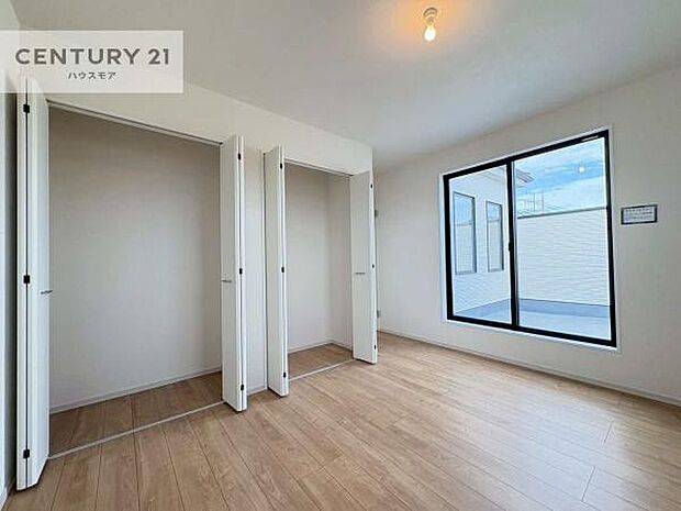 バルコニーに面した洋室。優しい光が差し込む洋室は、朝の目覚めも気持ちが良さそうですね。おうち時間もゆったりと過ごすことができます。