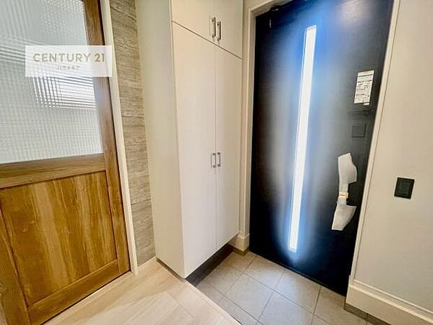 シューズボックス付きなので、玄関が片付きお掃除がしやすいです！スッキリした玄関で戸を開けた瞬間、清潔感のある心地いい空間が出迎えてくれます。