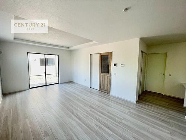 大きな窓からたっぷりの陽ざしが入る明るい2階リビング。開放感のあるリビングで家族団らんのくつろぎの時間を過ごせます。