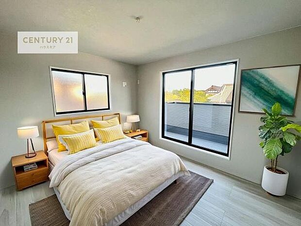 家具はCGパースです。バルコニーに面した洋室。優しい光が差し込む洋室は、朝の目覚めも気持ちが良さそうですね。おうち時間もゆったりと過ごすことができます。