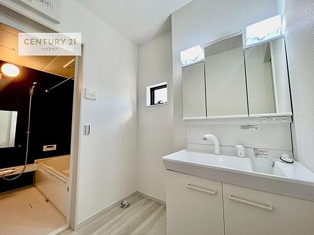 小窓付きの明るい洗面室です！湿気もすぐに入れ替えができて清潔に保つことができます！自然光が差し込むのでお化粧の仕上がりも良くなりますね！