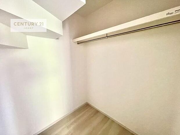 ウォークインクローゼット付きです。たくさんのお洋服などを収納しておけそうですね！他にも扇風機や加湿器など季節物の大きな家電も収納できます。