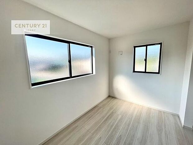 2面採光を確保した明るい室内は、風通しも良く、明るく大変居心地の良い空間となっております。リラックスして過ごせる心地の良いお部屋です！朝の目覚めがスッキリしますね！