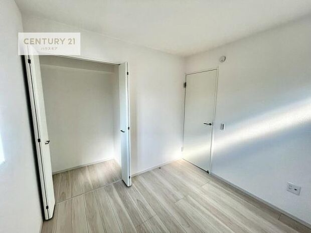 洋室は子供部屋や寝室、色々と用途多彩に利用できますね。収納力もたっぷりなので、広々気持ちよく過ごすことができます。