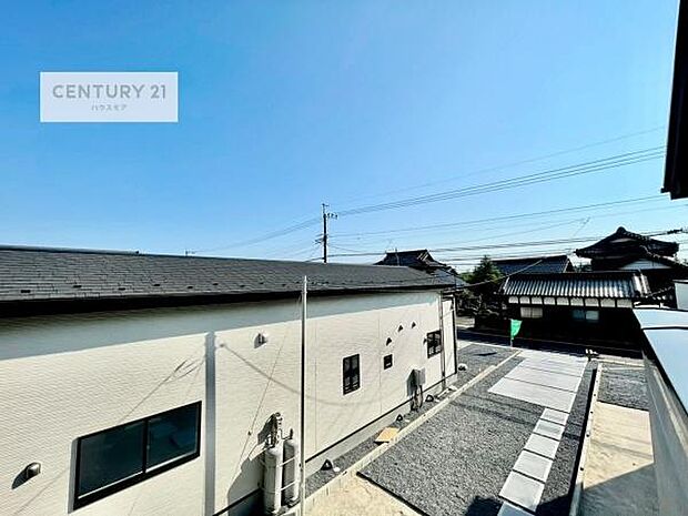 落ち着きある住宅街です！周囲には高い建物がなく、空が広く開放感があり、陽当たりを大きく遮られることもありません！気持ちの良い風が通り抜ける街並みです！