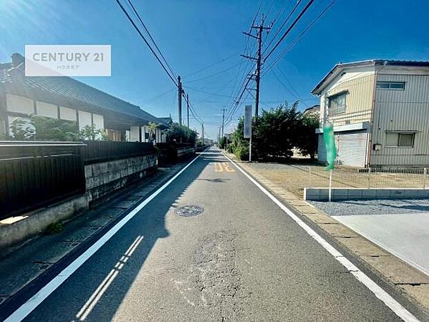 前面道路5.3ｍ！陽当り良好な立地です。車庫入れが苦手な方も安心ですね。