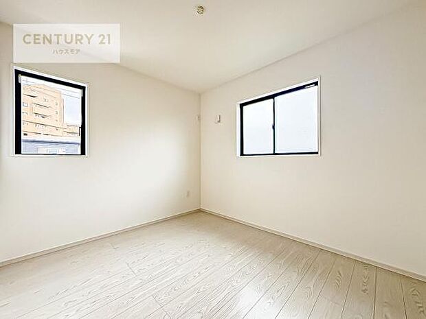 掃き出し窓がないお部屋は、お子様のお部屋としても安心です！収納スペースも充実しているので散らかったお部屋をサッと片付けられます！