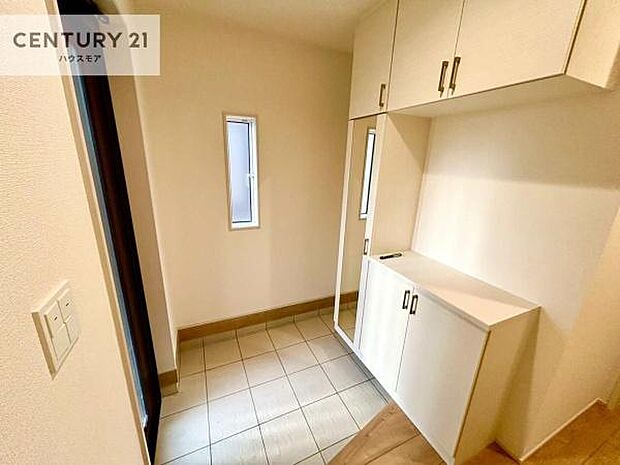 シューズボックス付きなので、玄関が片付きお掃除がしやすいです！スッキリした玄関で戸を開けた瞬間、清潔感のある心地いい空間が出迎えてくれます。