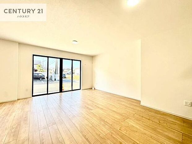 大きな窓からたっぷりの陽ざしが入る明るいリビング。開放感のあるリビングで家族団らんのくつろぎの時間を過ごせます。