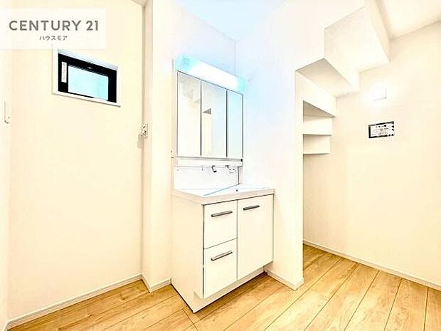 三面鏡仕様の洗面所は、身だしなみがしやすい造り！裏は収納になっています。ドライヤーやお化粧道具を片付けられるので洗面台周りをスッキリと見せることが出来ます！