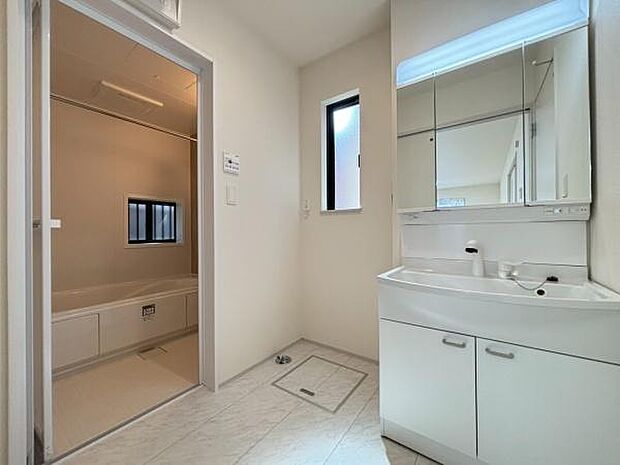 小窓付きの明るい洗面室です!湿気もすぐに入れ替えができて清潔に保つことができます!自然光が差し込むのでお化粧の仕上がりも良くなりますね!(同仕様)