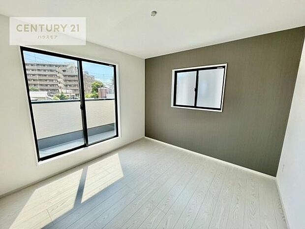 バルコニーに面した洋室。優しい光が差し込む洋室は、朝の目覚めも気持ちが良さそうですね。おうち時間もゆったりと過ごすことができます。