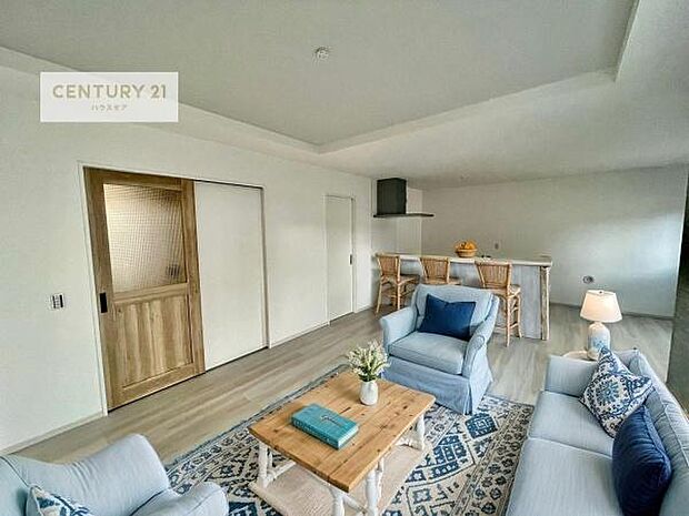 家具はCGパースです。心地良いリビングは家族が自然と集まります。家族団欒の時間が増えそうです。ご家族と、より一層充実した時間を過ごせそうですね。明るく開放的な空間です。