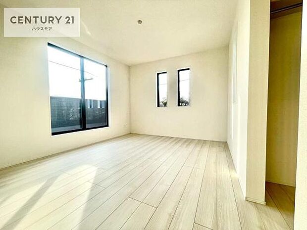 バルコニーに面している洋室です。明るく温もりがあり、換気もしっかりできます！朝起きて、外に出て背伸びをしつつ深呼吸をし良い朝を迎え入れることが出来そうですね！