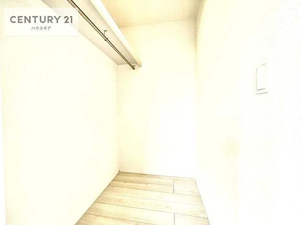 ウォークインクローゼット付きです。たくさんのお洋服などを収納しておけそうですね！他にも扇風機や加湿器など季節物の大きな家電も収納できます。