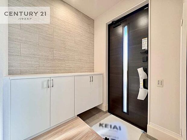 シューズボックス付きなので、玄関が片付きお掃除がしやすいです!スッキリした玄関で戸を開けた瞬間、清潔感のある心地いい空間が出迎えてくれます。