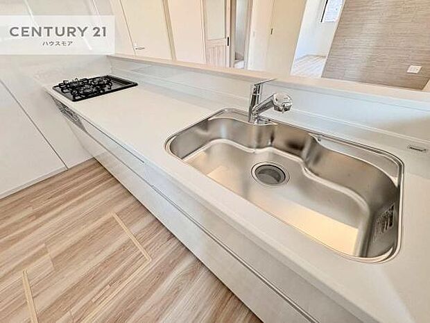 ゆとりある調理スペースで作業がしやすい快適なキッチンです!お子様と一緒にお菓子造りも楽しめる広々スペースです。楽しい調理時間になりそうですね!