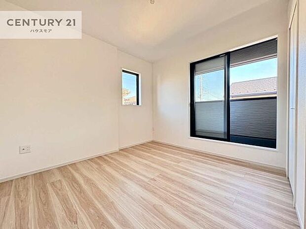 バルコニーに面した洋室。優しい光が差し込む洋室は、朝の目覚めも気持ちが良さそうですね。おうち時間もゆったりと過ごすことができます。