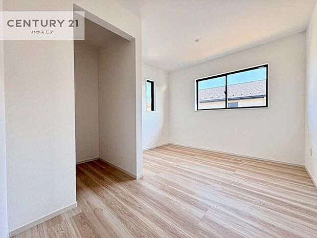 掃き出し窓がないお部屋は、お子様のお部屋としても安心です!収納スペースも充実しているので散らかったお部屋をサッと片付けられます!