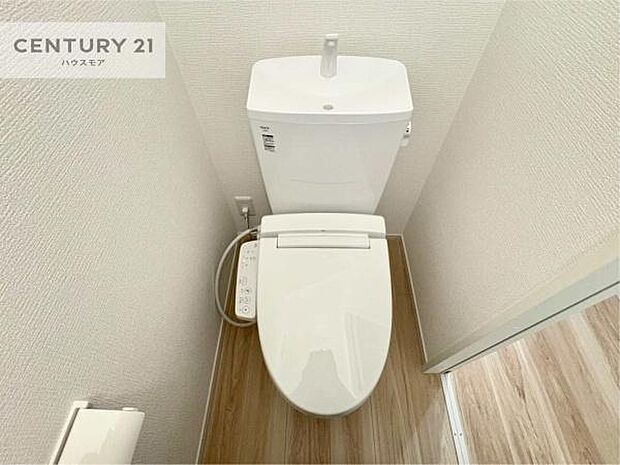 1・2階にトイレがございます!朝の忙しい時間帯も待たずにすみそうですね。白を基調とした清潔感のあるトイレでお手入れがしやすいです!