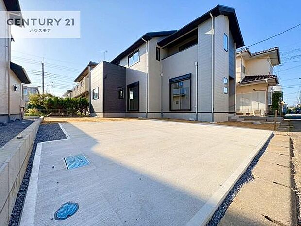 駐車スペースは2台分あります!セカンドカーはもちろん、バイクや自転車なども置き場所に困りません。