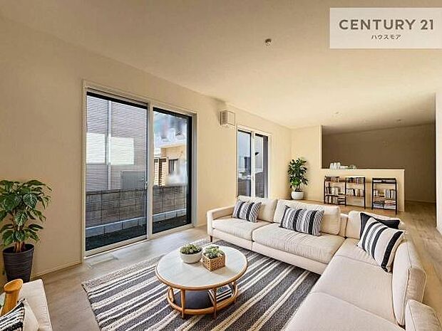 家具はCGパースです。開放感のある広々LDK！ソファーやダイニングテーブルを置いても窮屈にならないので快適に過ごせます！コミュニケーションが取りやすいリビングです！