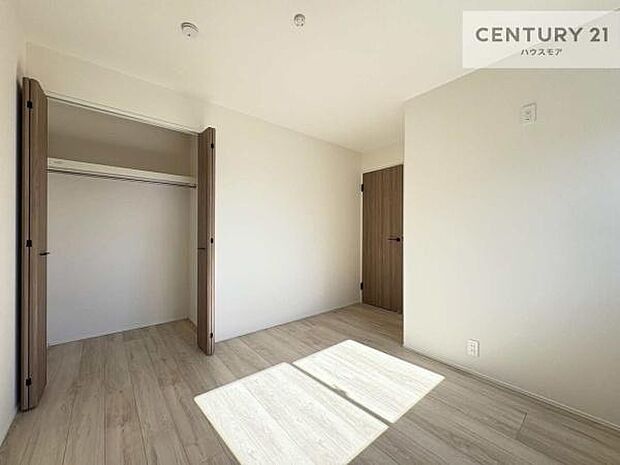 掃き出し窓がないお部屋は、お子様のお部屋としても安心です！収納スペースも充実しているので散らかったお部屋をサッと片付けられます！