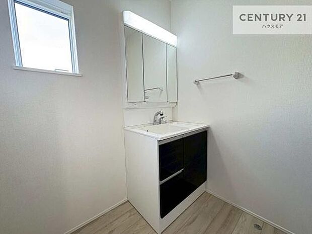 小窓付きの明るい洗面室です！湿気もすぐに入れ替えができて清潔に保つことができます！自然光が差し込むのでお化粧の仕上がりも良くなりますね！