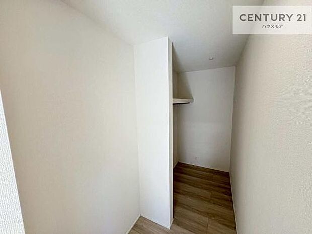 ウォークインクローゼット付きです。たくさんのお洋服などを収納しておけそうですね！他にも扇風機や加湿器など季節物の大きな家電も収納できます。