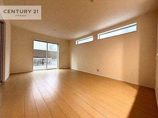 大きな窓からたっぷりの陽ざしが入る明るいリビング。開放感のあるリビングで家族団らんのくつろぎの時間を過ごせます。