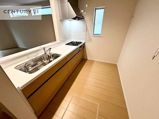 大人気の対面式システムキッチンを採用しています！ご家族のコミュニケーションが自然と増える設計です。お子様にも目が届くので嬉しいですね。収納力もあります！