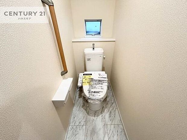 1・2階にトイレがございます！朝の忙しい時間帯も待たずにすみそうですね。白を基調とした清潔感のあるトイレでお手入れがしやすいです！