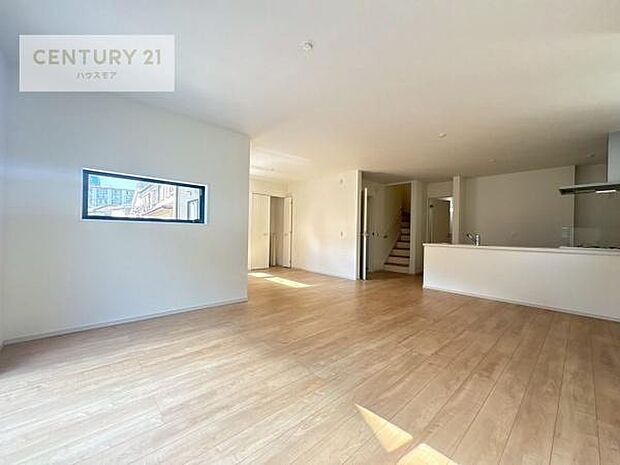 開放感のある広々LDK！ソファーやダイニングテーブルを置いても窮屈にならないので快適に過ごせます！コミュニケーションが取りやすいリビングです！