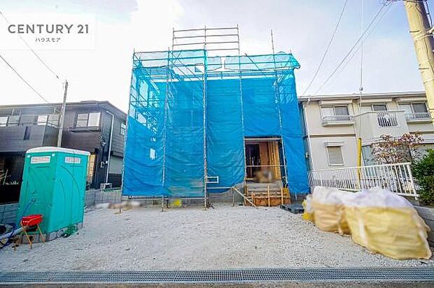 駐車スペースは2台分あります!セカンドカーはもちろん、バイクや自転車なども置き場所に困りません。