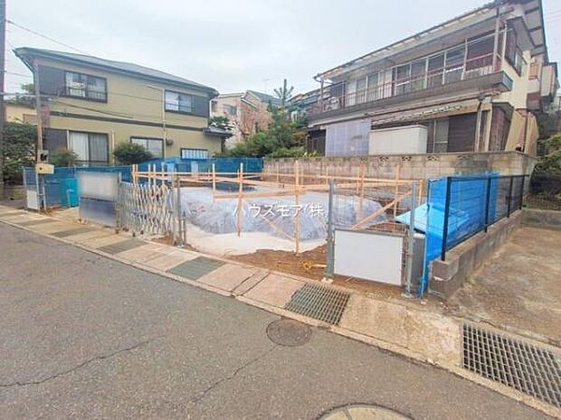 駐車スペースは2台分あります！セカンドカーはもちろん、バイクや自転車なども置き場所に困りません。