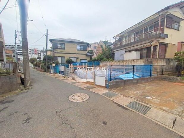 前面道路は4ｍ×2.5ｍ！陽当り良好な立地です。車庫入れが苦手な方も安心ですね。