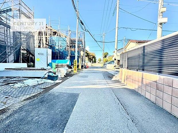 前面道路は4ｍ！陽当り良好な立地です。車庫入れが苦手な方も安心ですね。