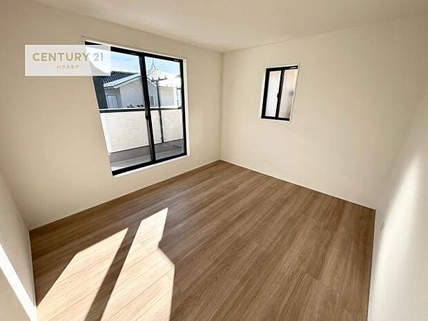 バルコニーに面している洋室です。明るく温もりがあり、換気もしっかりできます！朝起きて、外に出て背伸びをしつつ深呼吸をし良い朝を迎え入れることが出来そうですね！