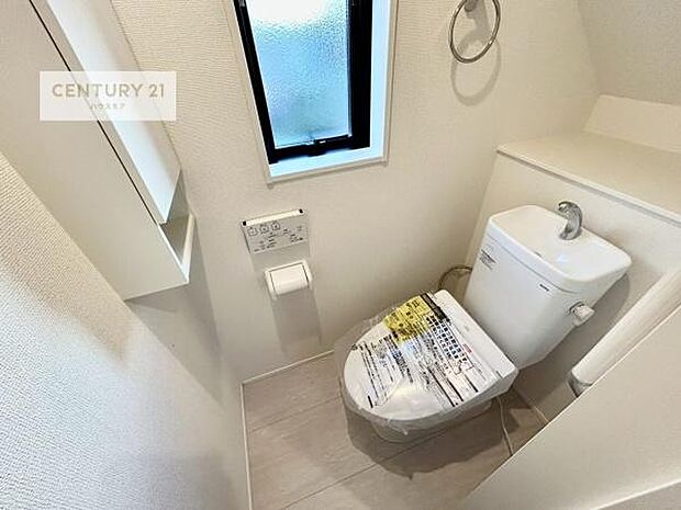 温水洗浄便座につき、冬場は便座が暖かくできるので冷たい便座に座らずに済む嬉しい仕様です！シンプルなカラーを基調としているので、お手入れがしやすいです。