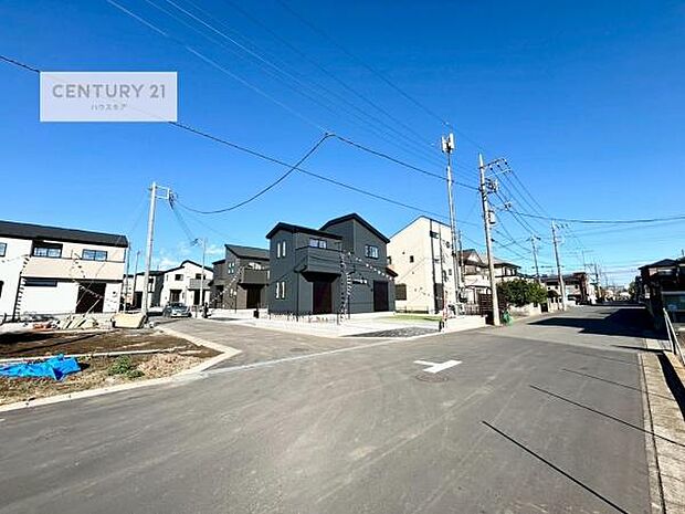 前面道路7.9ｍ！陽当り良好な立地です。車庫入れが苦手な方も安心ですね。